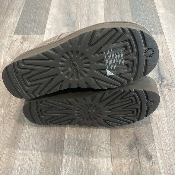 UGG WOMEN'S CLASSIC MINI PLATFORM BOOTS - Picture 16 of 16